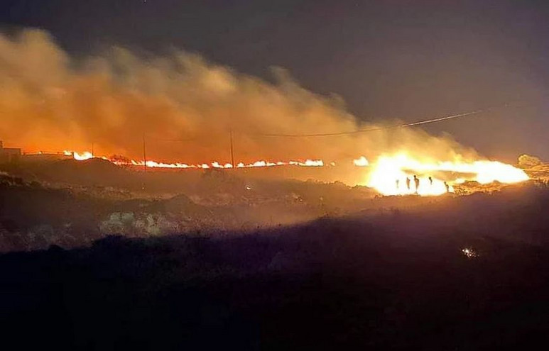 Φωτιά στην Πάρο: Αναζωπυρώσεις τα ξημερώματα &#8211; Ενισχύθηκαν οι πυροσβεστικές δυνάμεις