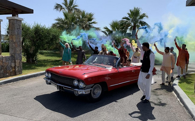Κρήτη: Παραμυθένιος γάμος – Ινδός μεγιστάνας έφτασε με συλλεκτική Cadillac