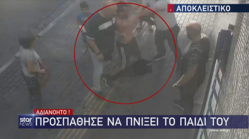 Σοκ στο κέντρο της Αθήνας: «Πατέρας προσπάθησε να πνίξει το παιδί του» &#8211; Βίντεο ντοκουμέντο με περαστικούς να σώζουν το μωρό