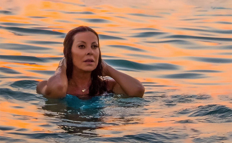 Η Άντζελα Δημητρίου απολαμβάνει τη θάλασσα και φωτογραφίζεται στο ηλιοβασίλεμα χωρίς ίχνος μακιγιάζ