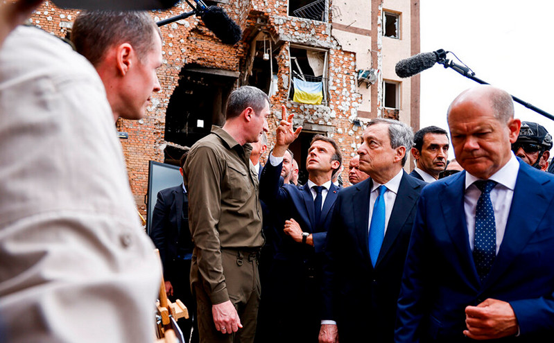 Ουκρανία: Μακρόν, Σολτς, Ντράγκι στο Ιρπίν &#8211; O γάλλος πρόεδρος χαιρετίζει «τον ηρωισμό» των Ουκρανών