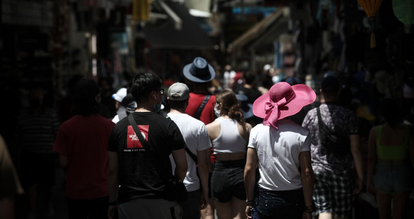Μάσκες τέλος από σήμερα &#8211; Πού μένουν υποχρεωτικές &#8211; Τι θα γίνει με τους εσωτερικούς χώρους