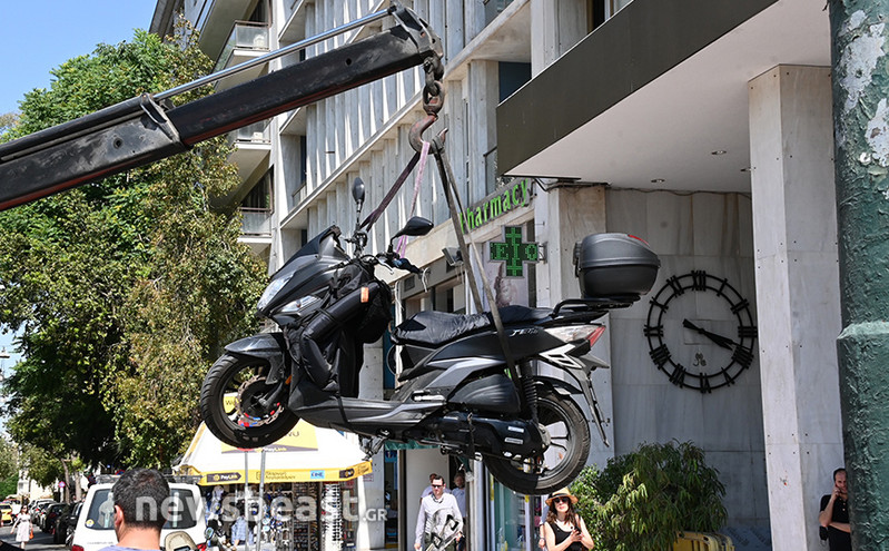 Φωτορεπορτάζ Newsbeast: Γερανοί σηκώνουν μηχανάκια από πεζοδρόμια, ράμπες ΑμεΑ, διαβάσεις πεζών στο κέντρο της Αθήνας