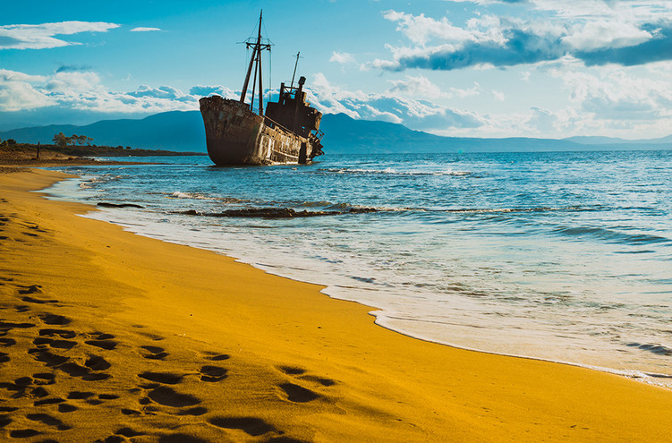 Γύθειο: Το σκουριασμένο πλοίο στη χρυσαφένια αμμουδιά, σημείο αναφοράς για την μανιάτικη κωμόπολη