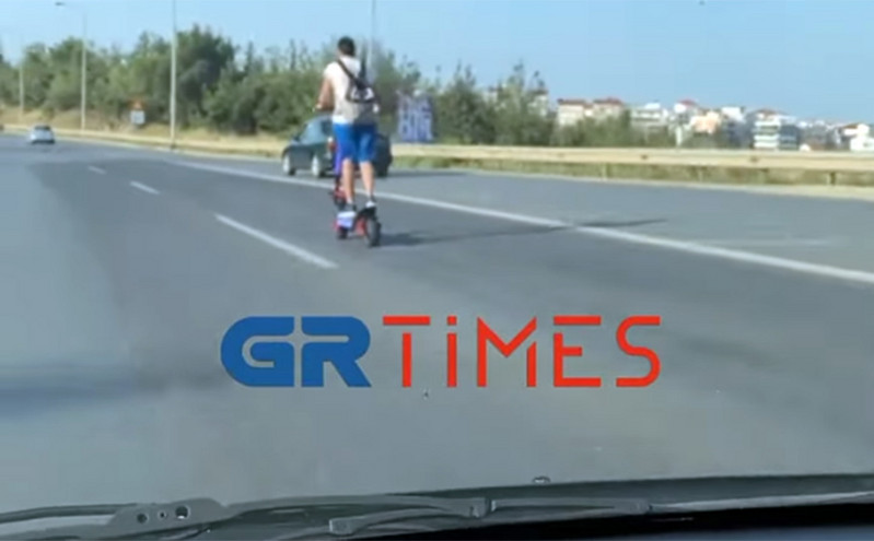 Θεσσαλονίκη: Απίστευτο σλάλομ με πατίνι ανάμεσα σε αυτοκίνητα και φορτηγά στην περιφερειακή οδό
