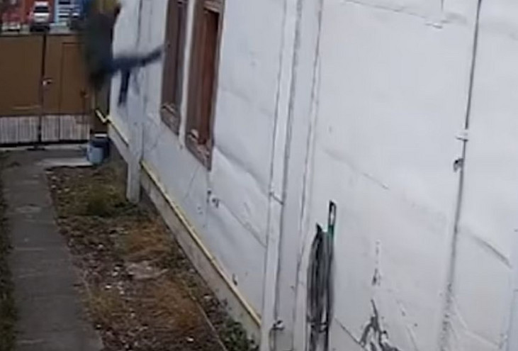 Πελάτης οίκου ανοχής στη Χιλή πήδηξε από τον δεύτερο όροφο για να μην πληρώσει 500 δολάρια &#8211; Δείτε βίντεο