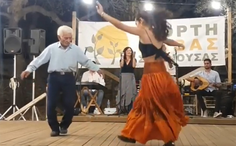 Σχοινούσα: Ο συγκινητικός χορός 89χρονου παππού με την εγγονή του στη γιορτή φάβας
