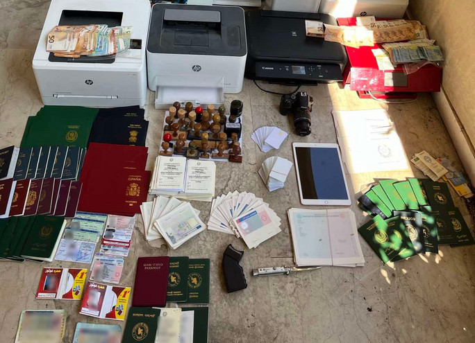 Κύκλωμα πλαστών διαβατηρίων: Βίντεο από έφοδο της αστυνομίας σε χώρο &#8211; καβάτζα