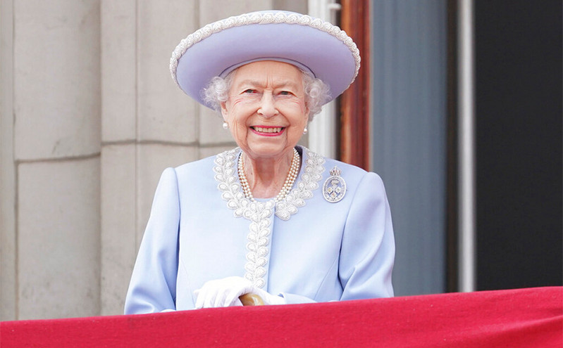 Βασίλισσα Ελισάβετ: Γιορτάζει τα 70 χρόνια στο θρόνο – Βγήκε στον εξώστη του Μπάκιγχαμ και αποθεώθηκε