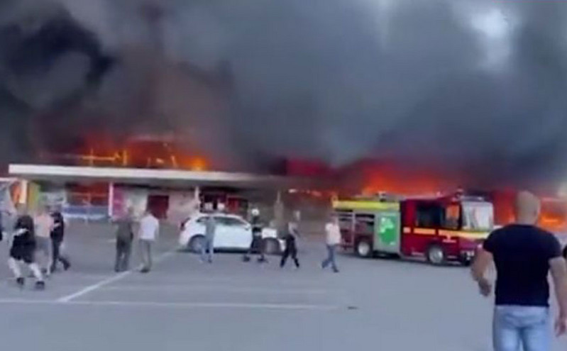 Ρωσικοί πύραυλοι χτύπησαν εμπορικό κέντρο με 1.000 άτομα στο Κρεμντσούκ &#8211; Για πολλά θύματα φοβάται ο Ζελένσκι