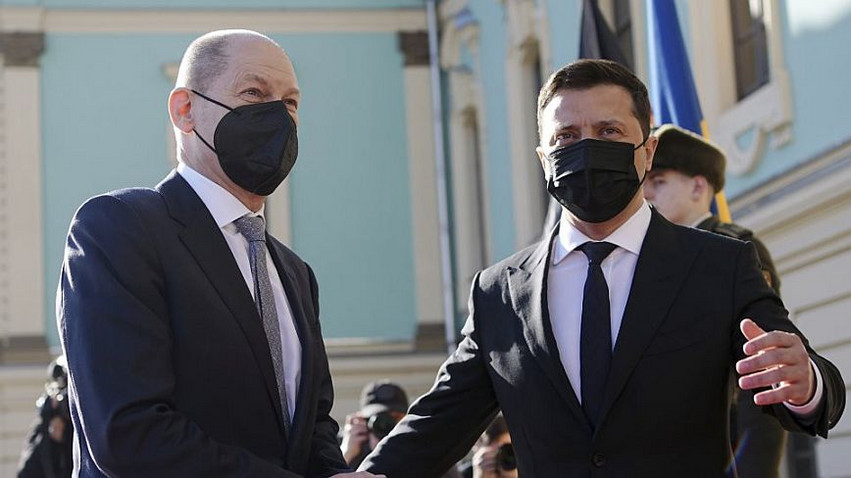 Ζελένσκι: Ο Σολτς πρέπει να δείξει περισσότερη υποστήριξη στο Κίεβο