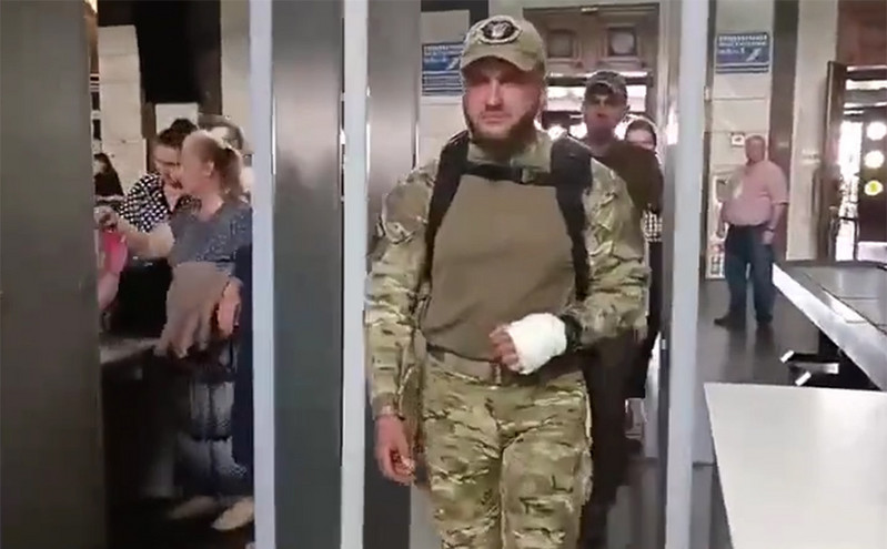 Ουκρανοί πολίτες στο μετρό χειροκροτούν τραυματισμένους στρατιώτες – Δείτε βίντεο με την αντίδρασή τους