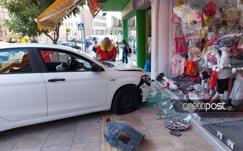 Ηράκλειο: Αυτοκίνητο «καρφώθηκε» σε κατάστημα και γκρέμισε την τζαμαρία