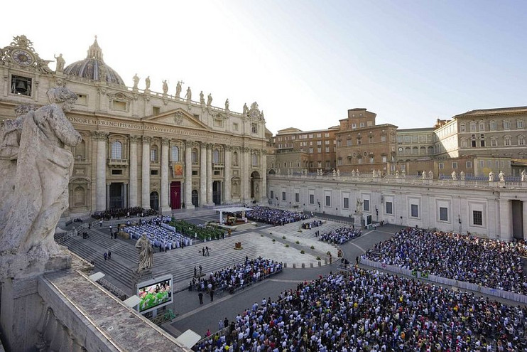 Βατικανό: Οι πολέμιοι των αμβλώσεων πρέπει να ανησυχούν και για την οπλοκατοχή, τη φτώχεια και τη μητρική θνησιμότητα