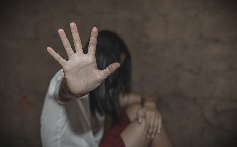 Λάρισα: 17 μήνες φυλάκιση με αναστολή σε εκπαιδευτικό που κατηγορήθηκε από την 24χρονη κόρη του για ενδοοικογενειακή βία