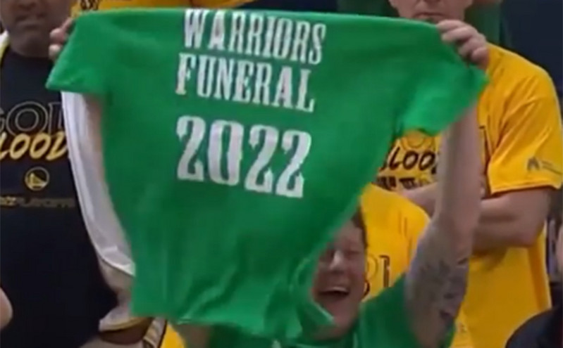 NBA, Σέλτικς: Μπλουζάκι «κηδεία Γουόριορς» από εκστασιασμένο οπαδό στο Chase Center