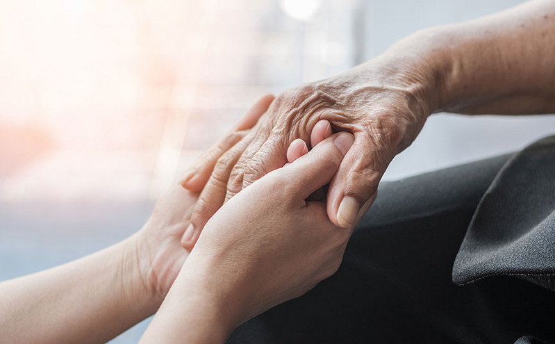 «Οι ηλικιωμένοι που πέρασαν κορονοϊό κινδυνεύουν να πάθουν Αλτσχάιμερ» λένε οι ειδικοί