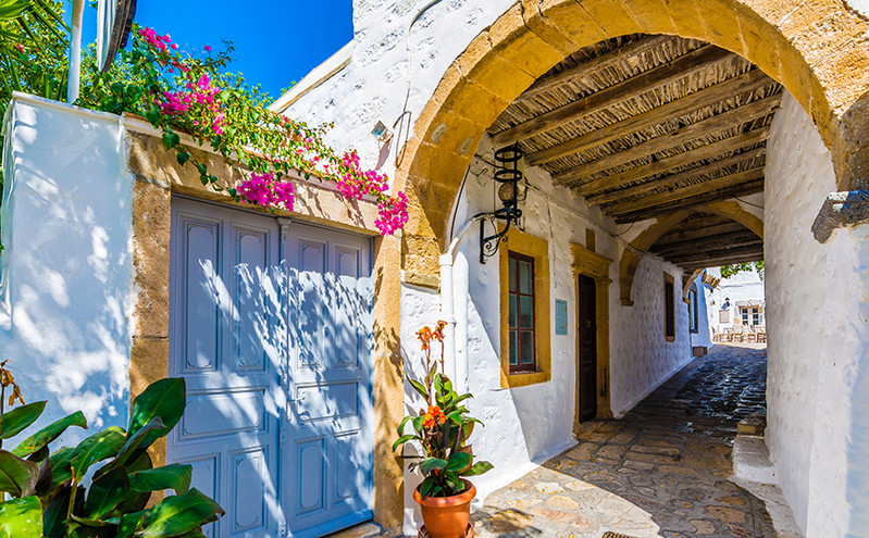 Η «Le Figaro» απογειώνει την Πάτμο: Στα ομορφότερα νησιά της Ελλάδας για αυτό το καλοκαίρι