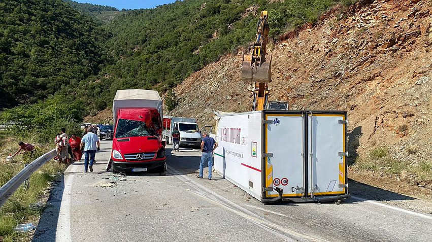 Σοβαρό τροχαίο στην εθνική οδό Τρικάλων &#8211; Ιωαννίνων: Καρότσα φορτηγού καρφώθηκε σε απέναντι φορτηγάκι