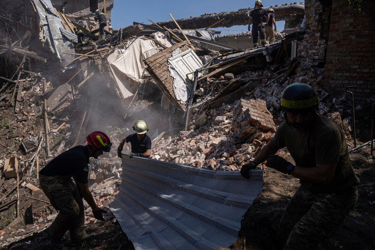 Πόλεμος στην Ουκρανία: Τουλάχιστον 6 νεκροί από κατάρρευση πολυκατοικίας στο Ντονέτσκ μετά από βομβαρδισμό