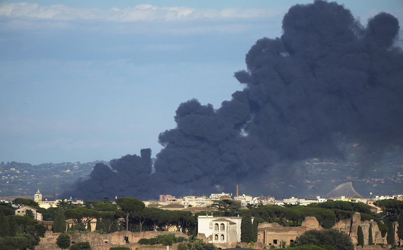 Ιταλία: Μεγάλη φωτιά ξέσπασε σε πάρκο της Ρώμης &#8211; Πυκνοί καπνοί κάλυψαν τις συνοικίες