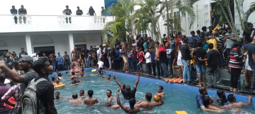Σρι Λάνκα: Εξοργισμένοι πολίτες βούτηξαν στην πισίνα του λεηλατημένου προεδρικού μεγάρου &#8211; «Ζούσαν στην πολυτέλεια, ενώ υποφέραμε»