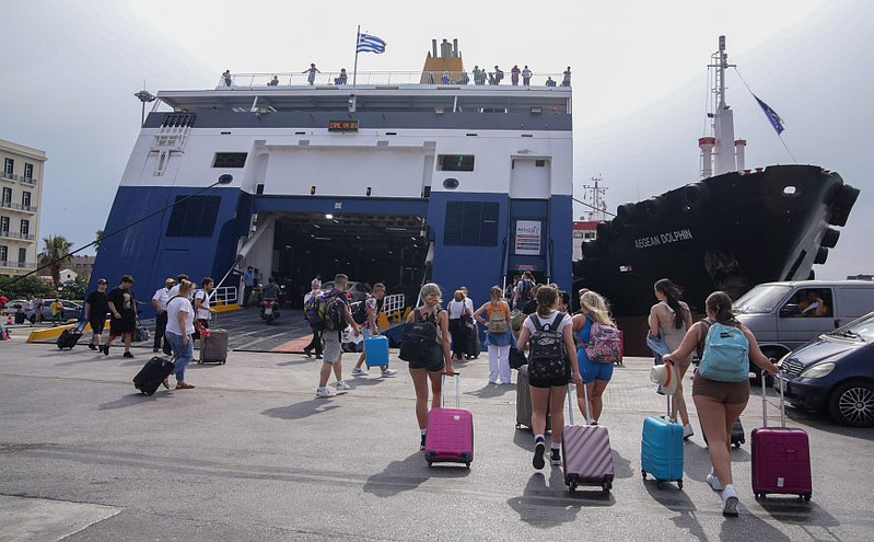 Φεύγουν για διακοπές οι Αθηναίοι &#8211; Αυξημένη κίνηση στα λιμάνια