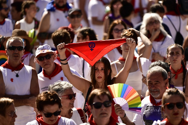 Ισπανία: Διαδήλωση στην Παμπλόνα μετά τις καταγγελίες για βιασμό και σεξουαλικές επιθέσεις στο φεστιβάλ του Σαν Φερμίν