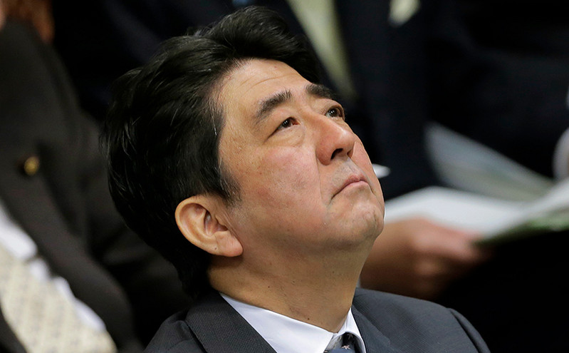 Σίνζο Άμπε: Ποιος ήταν ο πρώην πρωθυπουργός που δολοφονήθηκε &#8211; Τα Abenomics και η αδέξια διαχείριση του κορονοϊού