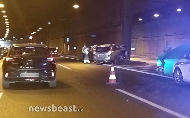 Τροχαίο στην Αττική Οδό: Αμάξι έπεσε πάνω σε τοίχο μέσα στο τούνελ &#8211; Δείτε φωτογραφίες