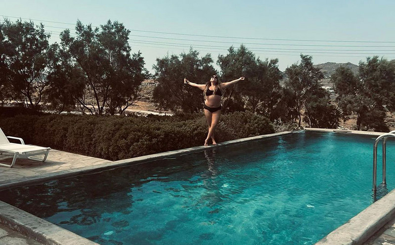 Δανάη Μπάρκα: Απολαμβάνει τις διακοπές της στη πισίνα της &#8211; «Η αισιοδοξία είναι μονόδρομος, όποτε ας πάμε έτσι»