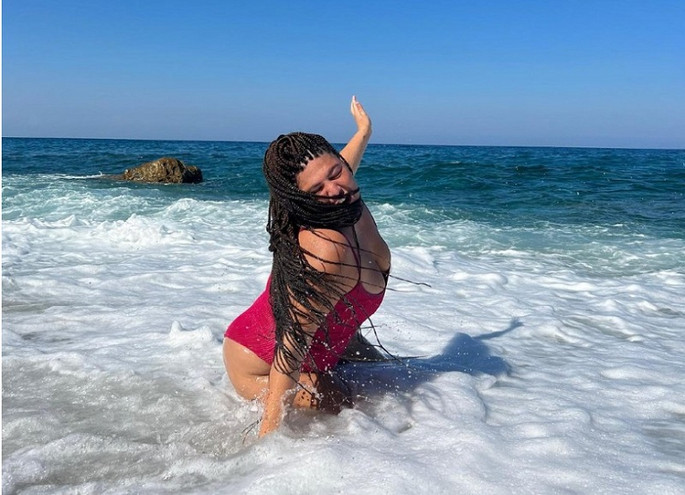 Δανάη Μπάρκα: «Παλεύοντας» με τα κύματα και τα ράστα της