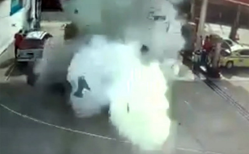 Σοκαριστικό βίντεο από βενζινάδικο – Έβαλε βενζίνη, άνοιξε το πορτ μπαγκάζ και έγινε έκρηξη