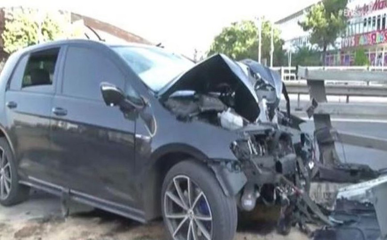 Σοβαρό τροχαίο στο Μαρούσι: Αυτοκίνητο καρφώθηκε στις προστατευτικές μπάρες &#8211; Τραυματίστηκαν τρία άτομα
