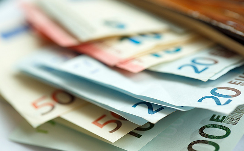 Γονική παροχή μετρητών: Μόνο με μεταφορά χρημάτων μέσω τράπεζας ισχύει το αφορολόγητο των 800.000 ευρώ