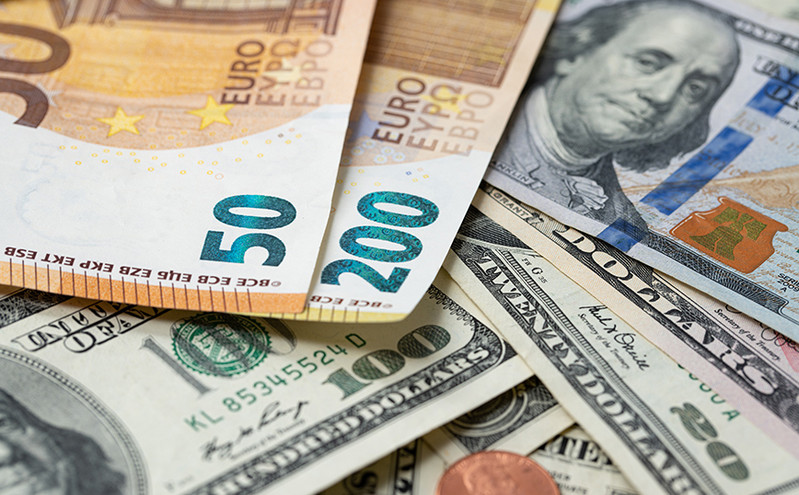 Ρεκόρ 20ετίας: Το ευρώ άγγιξε την απόλυτη ισοτιμία με το δολάριο