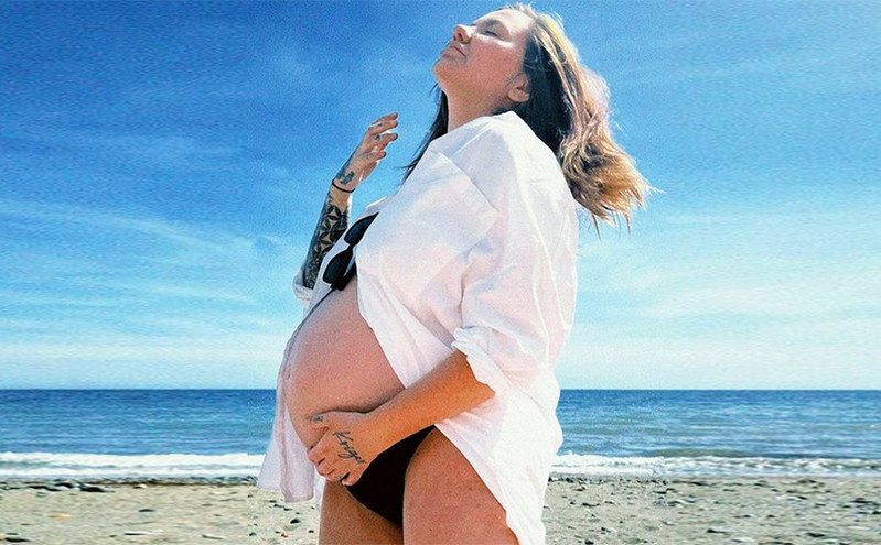 Η 26χρονη που πουλούσε σέξι φωτογραφίες της στο OnlyFans όταν ήταν έγκυος