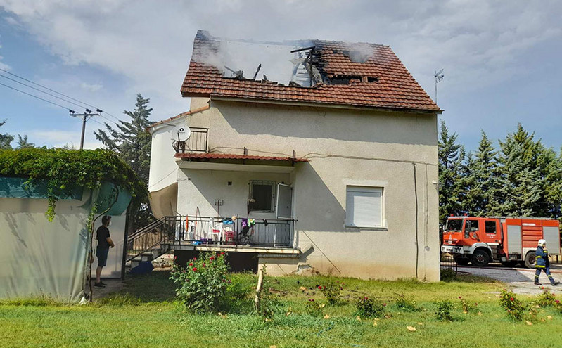 Κεραυνός χτύπησε σπίτι στη Λάρισα: Άνοιξε τρύπα στην οροφή και έκαψε τα κεραμίδια