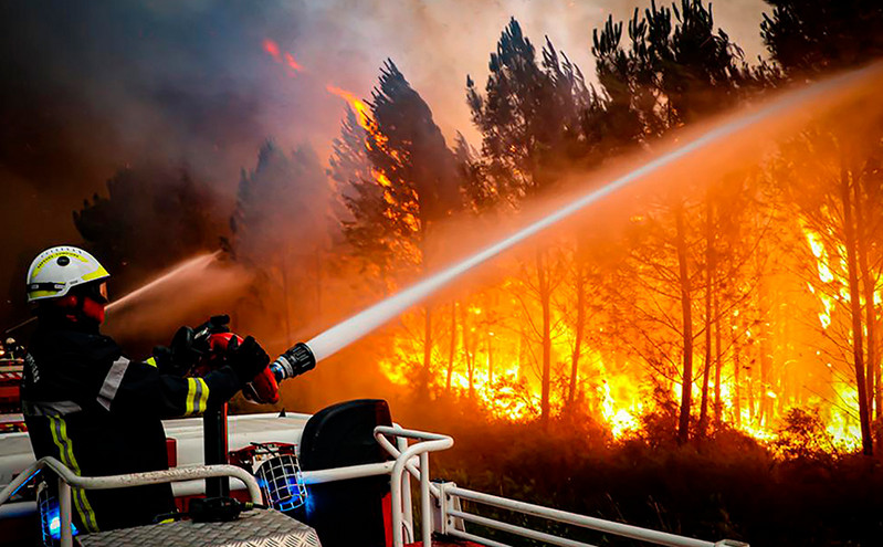 Γαλλία: Οι φωτιές εξαπλώνονται και εκατοντάδες πολίτες αναγκάζονται να απομακρυνθούν από τα σπίτια τους