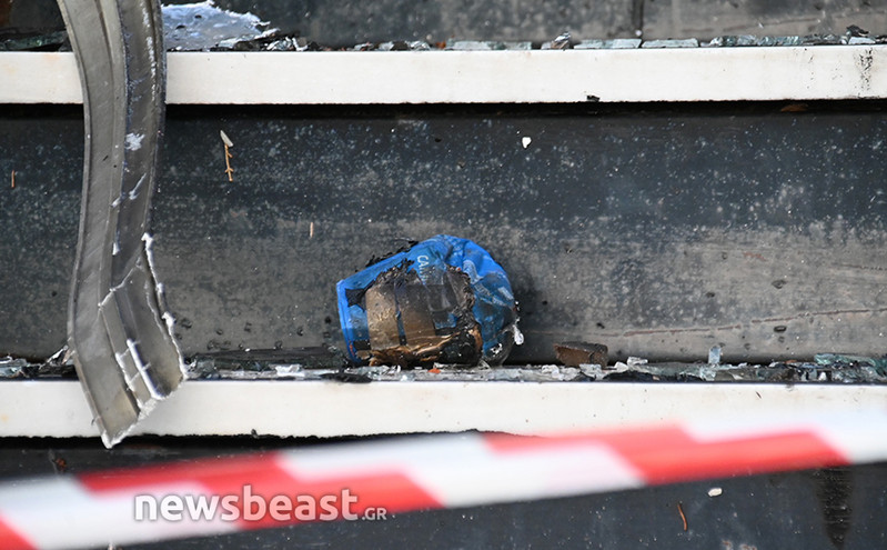 Φωτιά στον Real FM: Βρέθηκαν γκαζάκια στην είσοδο του κτιρίου – Δείτε βίντεο και φωτογραφίες του Newsbeast