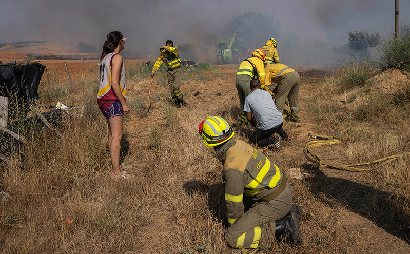«Μάχη» με τις φωτιές δίνει η Ευρώπη: Χιλιάδες κάτοικοι εγκατέλειψαν τα σπίτια τους &#8211; «Χάθηκαν τα πάντα» λένε