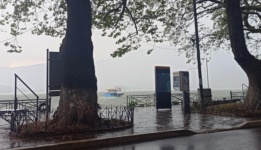 Ιωάννινα: Ισχυρό μπουρίνι &#8211; Έπεσαν δέντρα – Λαχτάρησαν επιβάτες σε καραβάκι στη λίμνη