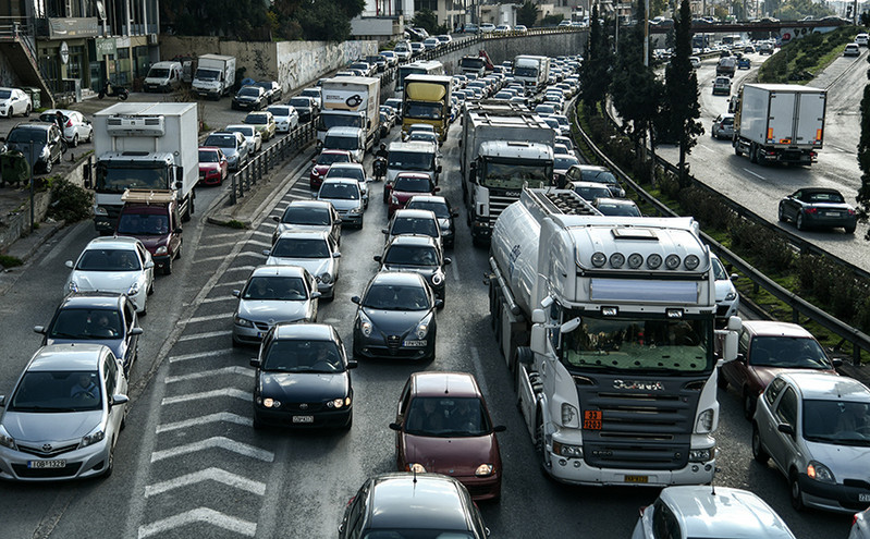 Κίνηση τώρα: Προβλήματα στον Κηφισό &#8211; Λάστιχο βρίσκεται στη μέση του δρόμου