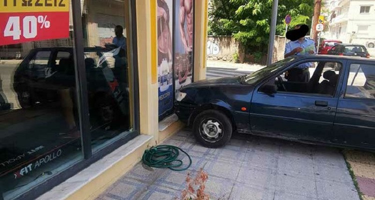 Κοζάνη: Οδηγός έχασε τις αισθήσεις του και το αυτοκίνητο κατέληξε σε βιτρίνα