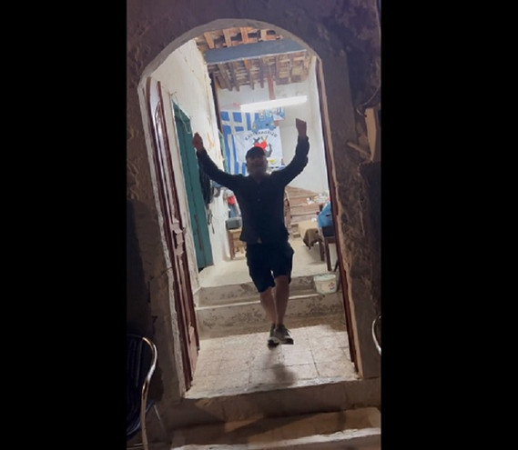 Λάκης Λαζόπουλος: Χορεύει ζεϊμπέκικο το «Αντιλαλούν οι φυλακές» στο Καστελόριζο