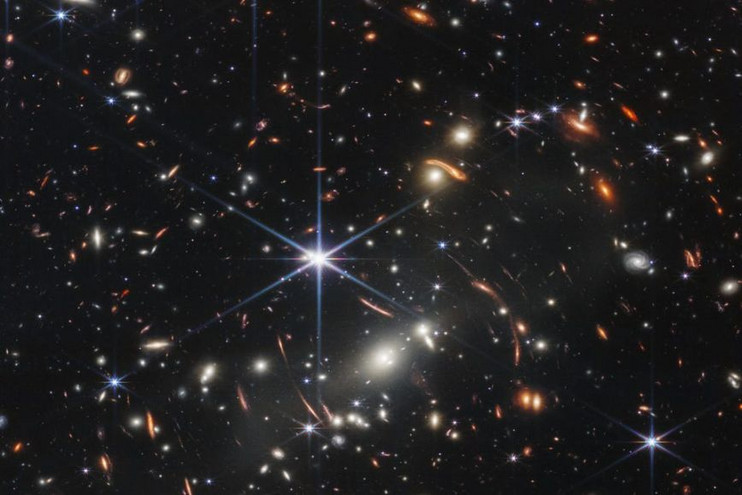 Αυτή είναι η πρώτη φωτογραφία από το πανίσχυρο διαστημικό τηλεσκόπιο James Webb &#8211; H πιο λεπτομερής εικόνα του πρώιμου σύμπαντος