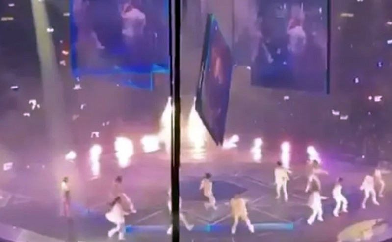 Τρόμος σε συναυλία στο Χονγκ Κονγκ: Έπεσε οθόνη πάνω σε χορευτές στη σκηνή – Δείτε βίντεο