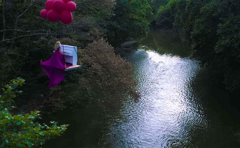 Τέμπη: Απίστευτο θέαμα με ιπτάμενη πιανίστρια &#8211; Βίντεο που μας ταξιδεύει