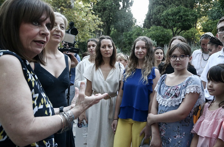 Σακελλαροπούλου: Υποδέχθηκε στο Προεδρικό Μέγαρο Ουκρανούς πρόσφυγες