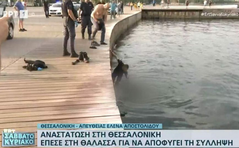 Επεισοδιακή σύλληψη στη Θεσσαλονίκη &#8211; Άνδρας έπεσε στον Θερμαϊκό με τις χειροπέδες